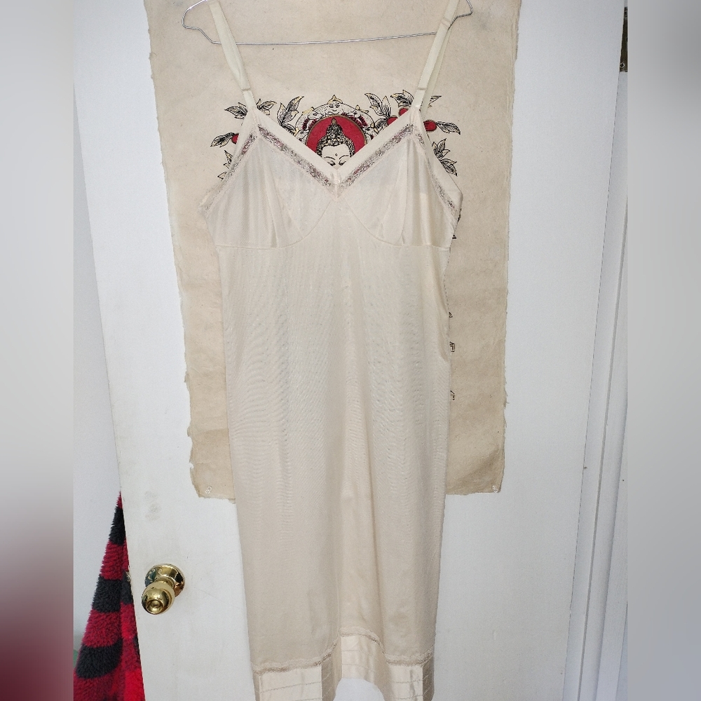Vintage Lorraine Lace Slip Dress Size Large Cream Color V Neck Lace Hem